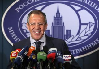 STR�LENDE FORN�YD: Ogs� russerne er str�lende forn�yd med den nye nedrustningsavtalen. Her roser utenriksminister Sergey Lavrov samarbeidet mellom de to landene. Foto: EPA/MAXIM SHIPENKOV/SCANPIX