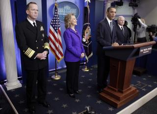 UTENRIKSSEIER: Fredag kunne president Obama, sammen med forsvarssjef Michael Mullen, utenriksminister Hillary Clinton og forsvarsminister Robert Gates fortelle om den nye nedrustningsavtalen som er forhandlet frem med Russland. Foto: AP/J. David Ake/SCANPIX