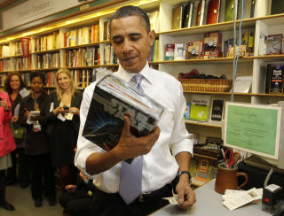 SLAPPER AV: En tydelig lettet Obama har tatt seg tid til � stikke innom bokhandelen og vise seg fra en uformell side han ikke har hatt anledning til � vise p� lang tid. Star Wars pop-up-boka kj�pte han angivelig til sin pressesjefs s�nn Ethan. Foto: AP Photo/Charles Dharapak/SCANPIX