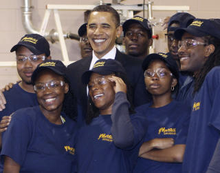 BEDRE L�N: Studenter har ogs� grunn til � juble denne uka, ettersom en ny og bedre studiel�nsordning var bakt inn i helsereformkompromisset. Derfor var det nye smil � spore da Obama bes�kte Savannah Technical College i Georgia tidligere denne m�neden. Foto: REUTERS/Larry Downing/SCANPIX