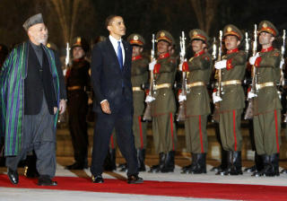 KJEMPEUTFORDRING: Men utfordringene st�r fremdeles i k� for Obama, hvor �tte �rs krigf�ring i Afghanistan topper den utenrikspolitiske agendaen. Derfor var det ikke bare rosende ord da han i dag ble tatt i mot med pomp og prakt av Afghanistans president Hamid Karzai. Foto: REUTERS/Jim Young/SCANPIX