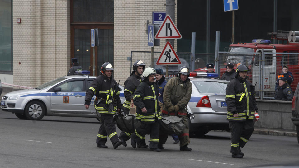 B�RER D�DE: Eksplosjonene fant sted i det travle morgenrushet. Foto: AP Photo/Sergey Ponomarev/SCANPIX