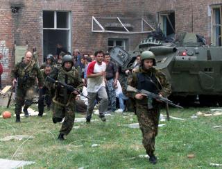 BESLAN: 338 personer ble drept, blant dem 155 barn, i skuddveksling mellom Tsjetsjenske separatister og russiske sikkerhetsstyrker i 2004. Arkivfoto: REUTERS/S.Dal/Scanpix