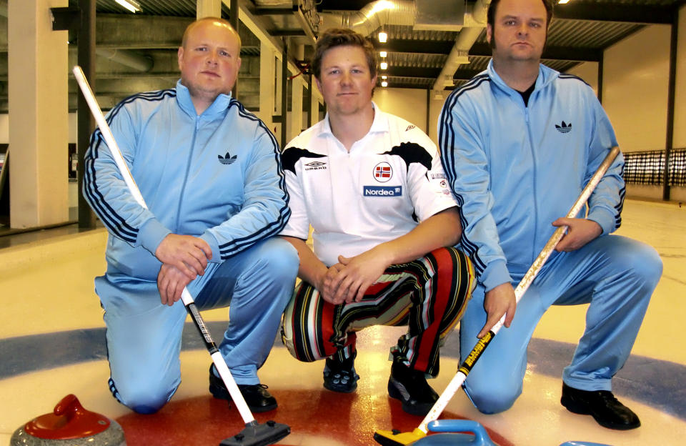 BUKSEBRA: Christoffer Svae og de norske curlinggutta fikk kultstatus med sine klovnebukser i OL. I VM stiller de i nye bukser, men de er ikke de samme som Svae er avbildet med her, fra da han ga eksperttips til Atle Antonsen (t.h.) og Steinar Sagen, som skal spille i komedien �Kong Curling�.
Foto: Magnus Aabech / Scanpix