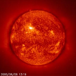 EN OVERFLATE AV GASS: Solas overflate er ikke noen fast overflate, men et gasslag som egentlig er en del av solas atmosf�re. Foto: EPA PHOTO   AFP/NASA/HO