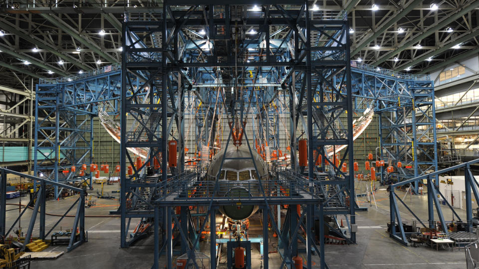 KJEMPEB�Y:  Se hvordan vingene p� den nyeste Boeing-modellen blir b�yd oppover - uten � knekke! Hele 7,6 meter ble vingetippene l�ftet, for � se hvordan konstruksjonen oppf�rte seg. Foto: Boeing