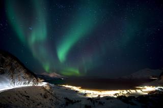 NORDLYS: Sola st�r bak. Det er gode muligheter for � se vakkert nordlys i p�ska. Foto: EPA/MARTIAL TREZZINI