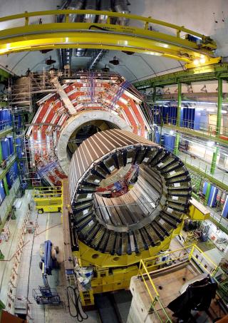 KAN SVARE P� DE HELT STORE SP�RSM�LENE: Blant m�lene er � studere �den m�rke materien�, � lete etter en spesiell partikkel, og � studere det f�rste br�kdels sekundet i universets levetid. Foto: EPA/MARTIAL TREZZINI