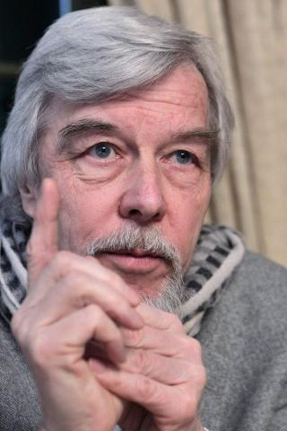 KLAR FOR KOLLISJON: Tyskeren Rolf-Dieter Heuer leder arbeidet ved CERN. I morgen sender han ut de f�rste bildene fra kollisjoner i LHC. Foto: AP/Keystone, Salvatore Di Nolfi