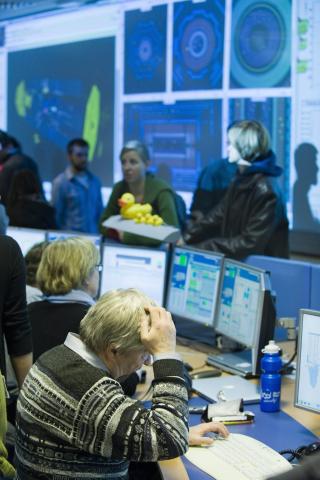 DE F�RSTE BILDENE KOMMER RASKT: Men forskerne ved CERN trenger noen m�neder p� � studere kollisjonene. Foto: EPA/LAURENT GILLIERON