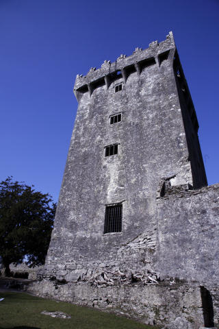 H�YT HENGER'N: Helt nederst p� det �verste brystvernet p� Barney Castle, 35 meter over bakken,  er det murt inn en spesiell stein som folk st�r i k� i timesvis for � kysse - hengende baklengs utover slottsmurene. Foto: Eivind Pedersen