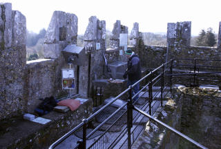 BARSKT: Det bl�ser alltid en sur vind, helt �verst p� Blarney Castle. Rett over den ber�mte steinen, st�r et solid kamera som �rlig foreviger titusener av turister som kysser den. Foto: Eivind Pedersen