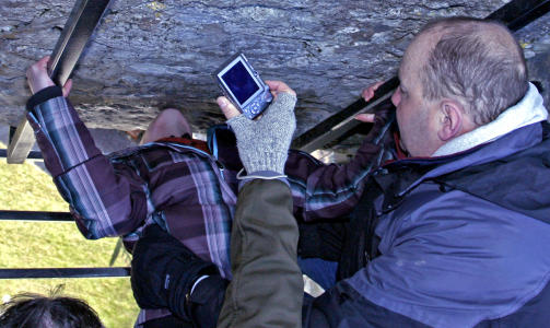 KYSS: Og s� er det gjort - Blarney-steinen f�r sitt kyss! Foto: Eivind Pedersen