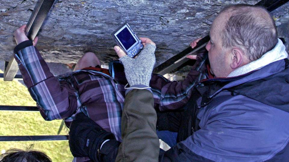 STORT �YEBLIKK: Her gj�r amerikanske Cecile Rennetaud sitt livs kyss: Hun kliner til Blarney-steinen, som er murt inn i det utvendige brystvernet p� Blarney Castle - 35 meter over bakken. Assistent David Drohan holder henne godt fast - mens kj�resten sikrer seg et minne til fotoalbumet. Kvinnen har ekstrem h�ydeskrekk og var ikke i stand til � si s�rlig mye etter opplevelsen. D�t tyder kanskje p� at magien ikke sl�r til umiddelbart... Foto: Eivind Pedersen