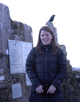 SKUMMELT: Med en ekte slottsravn i bakgrunnen, er kulissene om Blarney-steinen riktig skumle. Amerikanske Megan Yarbrough lot seg ikke skremme og kysset steinen, uten hemninger. Foto: Eivind Pedersen