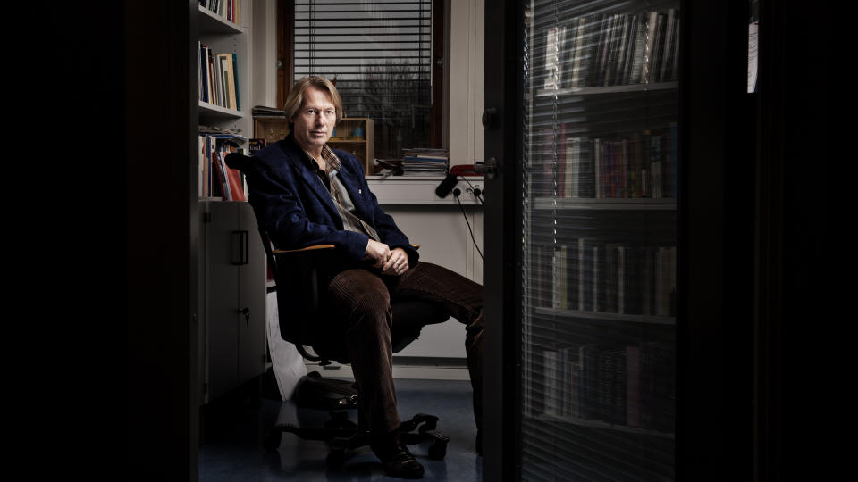 MILJ�VENNLIG: Fra sitt kontor p� Universitetet i Oslo har kj�nnsforskeren, litteraturviteren og den tidligere journalisten J�rgen Lorentzen levert mangt et bidrag til forskningen, s�rlig om v�re forestillinger om mannsrollen. - Biologi er bare ikke interessant for meg, innr�mmer Lorentzen. Foto : Sigurd Fandango / Dagbladet