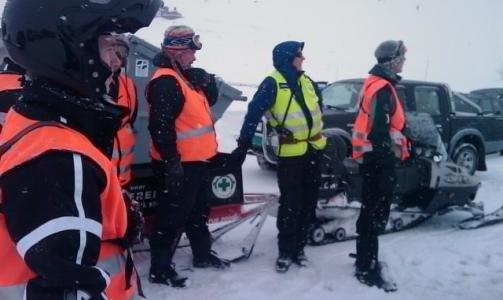 REDNINGSTEAMET: Disse redningsmannskapene fra Norsk folkehjelp st�r i beredskap for � hjelpe dersom v�ret skulle bedre seg. FOTO: Norsk folkehjelp