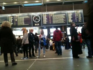 FRUSTRASJON: Passasjerene kan lite gj�re, der de venter p� toget p� Oslo S. MMS-foto: H�kon Eikesdal/Dagbladet