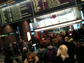 ALLE ST�R: Folk m� pent vente. MMS-foto: H�kon Eikesdal/Dagbladet