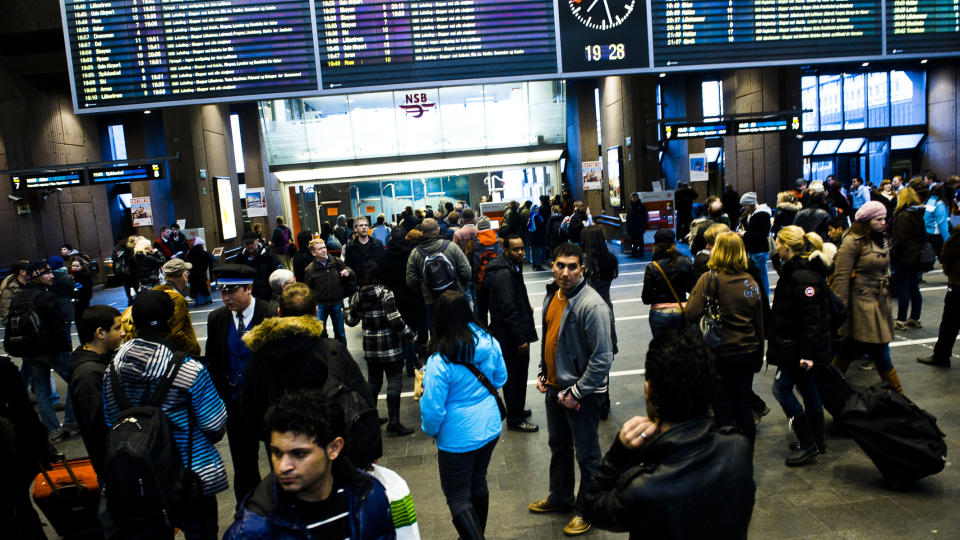 RASENDE: De NSB-ansatte m� belage seg p� store mengder frustrerte togpassasjerer. Det jobbes med � sette opp alternativ transport, men dette vil ta en god stund. Foto: H�kon Eikesdal/Dagbladet