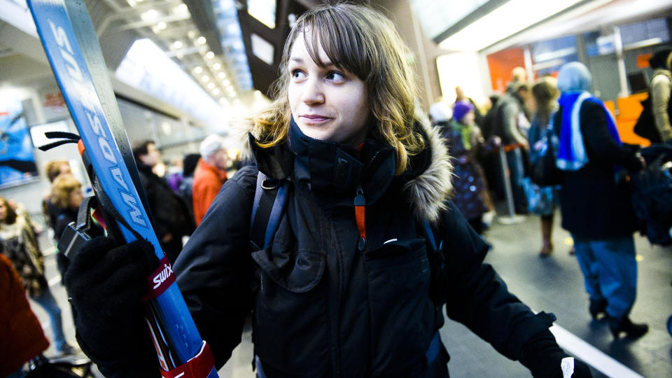 FULL STOPP:  Full stans p� Oslo S etter feil p� kommunikasjonssystemet. N� st�r alle tog. Anne Moe (28) var p� vei til Gj�vik p� p�skeferie da alle togene stanset. Med rekvisisjon i h�nda leter hun etter en taxi som kan kj�re henne til Gj�vik. Foto: H�kon Eikesdal
/ Dagbladet