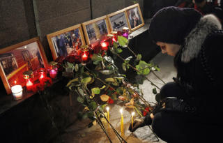 TENNER LYS FOR OFRENE: En kvinne tenner lys til minne om ofrene i Moskva i dag. REUTERS/Denis Sinyakov