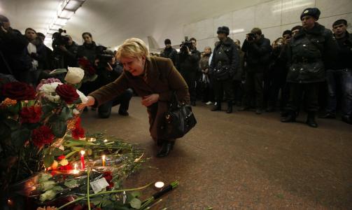TRAGISK: En kvinne gr�ter ved siden av blomster og stearinlys Lubyanka t-banestasjon, den f�rste som ble rammet av terroren i dag. FOTO: AP / Dmitry Lovetsky