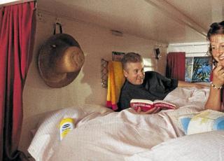 Trangt, og sikkert litt lytt. S� det er vel like greit � ta med en god bok.