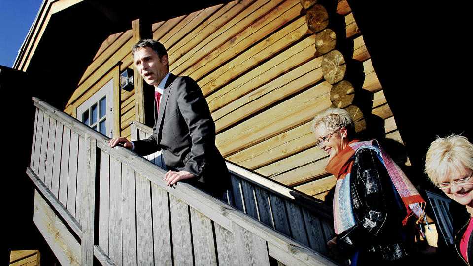 OPP OG FRAM MED SKATTEPENGER: Jens Stoltenberg snakker om � bygge, snekre eller levere som om Norge var et firma, mener kronikkforfatteren. Ulser�d har tidligere v�rt praktikant i den liberalkonservative tenketanken Civita. Foto: Bj�rn Langsem