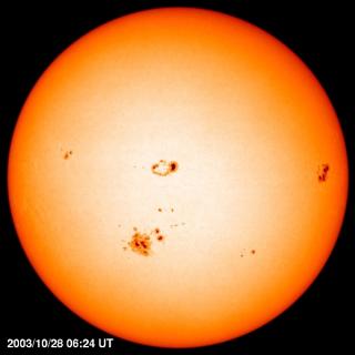 SOLFLEKKER: Dette bildet er fra 2003, mens solflekkaktiviteten fremdeles var ganske h�y. Foto: NASA