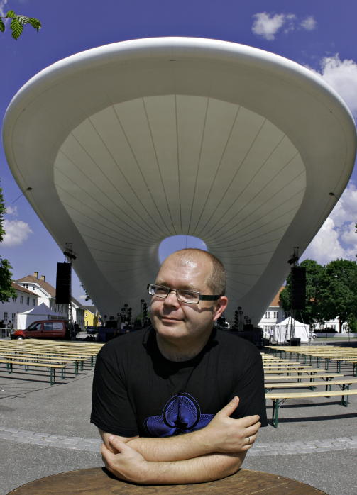 FORN�YD: Festivaljef P�l Fidjest�l i Kongsberg Jazzfestival foran Tubaloon-scenen p� Kirketorget i Kongsberg. Foto: Bj�rn-Owe Holmberg / Dagbladet