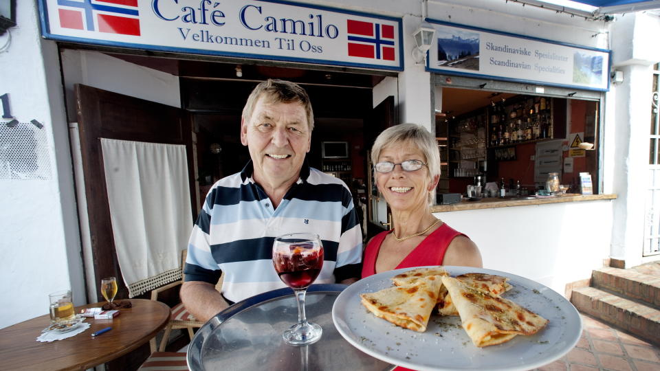 TENERIFE:  Aage Fred Johansen og Bente Dahl driver Cafe Camilo i Los Cristianos. Her inviterer de p� en internasjonal mix av italiensk calzone  og spansk sangria spritet opp med en Vads�-vri.                                                                                                                                                   Foto: John Terje Pedersen