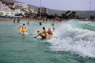 TAR B�LGEN:  Playa las Vistas i Cristianos med San Telmo-senteret i bakgrunnen. Foto: John Terje Pedersen.