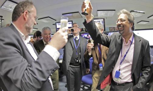 FORN�YD: Jubel og sjampekorker fylte CERN-lokalene da de f�rste kollisjonene ble bekreftet. 8000 ingeni�rer og forskere fra 80 er involvert i eksperimentet ved den europeiske organisasjonen CERN. Foto: EPA/SALVATORE DI NOLFI/SCANPIX