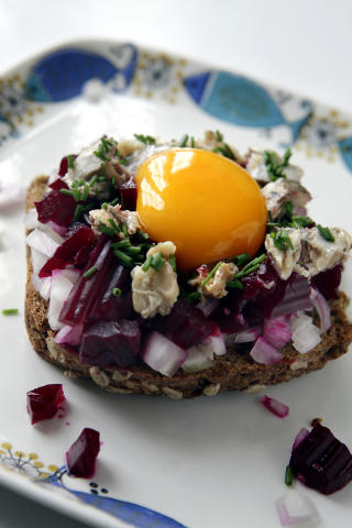 KLASSIKER: Sol�ye - norsk eggesm�rbr�d med ansjos og r�dbete.