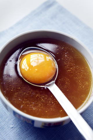 R�TT PARTI: Oksehalesuppe med r� eggeplomme.