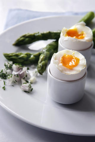 HELT ENKELT: Aspargessoldater med bl�tkokt egg.