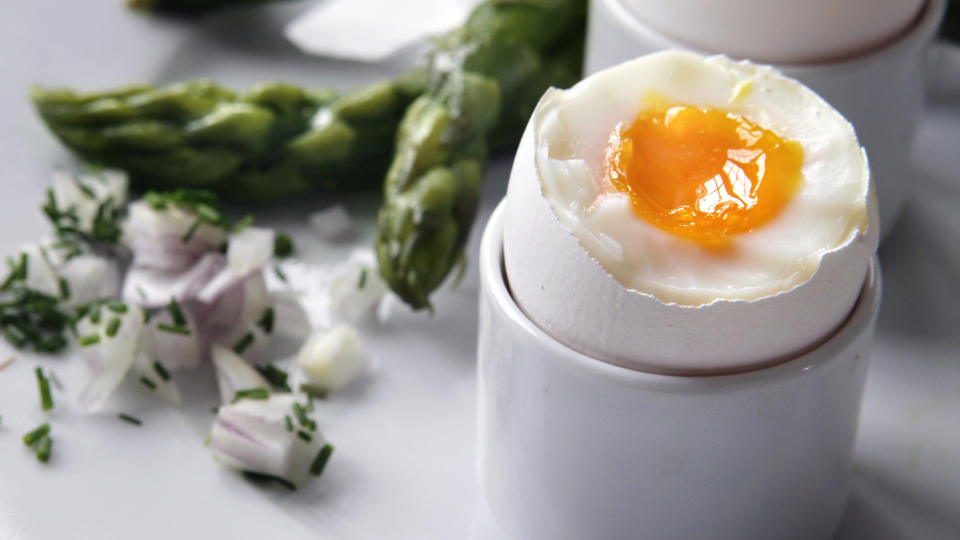 HELT ENKELT: Aspargessoldater med bl�tkokt egg. En ukomplisert, deilig v�rrett - som er like enkel � tilberede enten du tilbringer p�skehelga p� fjellet eller i byen.Foto: Mette Randem