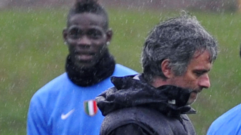 I SKYGGENE: Mario Balotelli f�r ikke spille p� grunn av en konflikt med trener Jos� Mourinho, men nekter � gi unnskyldningen portugiseren venter p�. Foto: SCANPIX/AFP/GIUSEPPE CACACE