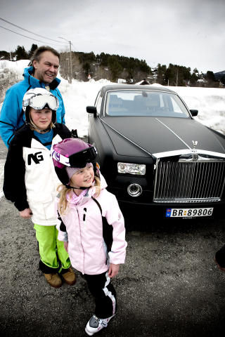 FJELLGEIT: Jo Sundheim og barna Jo Magnus (13) og Annik (7) ankom fjellheimen standsmessig i en Rolls Royce Phantom, verdt seks millioner kroner. Foto: �istein Norum Monsen/DAGBLADET