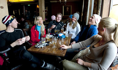 NIKKERSGJENG: Drammenserne Christoffer Lundgreen (23, t.v,) Katharina Lindstr�m Gjesdal (18), Simen Maynard W�ien Christensen (23), Anniken Gravels�ther Arvik (19), John Erik Laug (22) og Nicoline Sundt (20) sverger til nikkers til middag. Her er de uten, p� afterski p� Dr Holms. Foto: �istein Norum Monsen/DAGBLADET