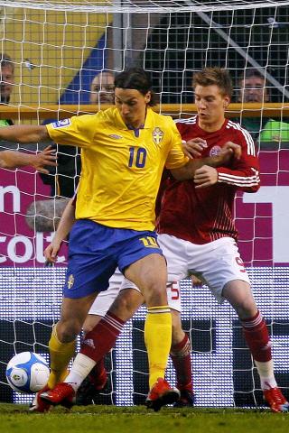 SKANDINAVISK DUELL: Danmarks Nicklas Bendtner mener Arsenal er den engelske versjonen av Zlatans Barca.Foto: SCANPIX/REUTERS/Bob Strong