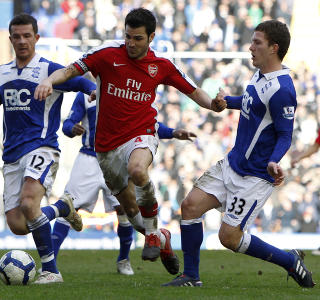 KRITISK WENGER: Arsene Wenger synes ikke Birmingham-spiller Craig Gardners (h�yre) takling p� Cesc Fabregas var �normal�.Foto: SCANPIX/REUTERS/Darren Staples