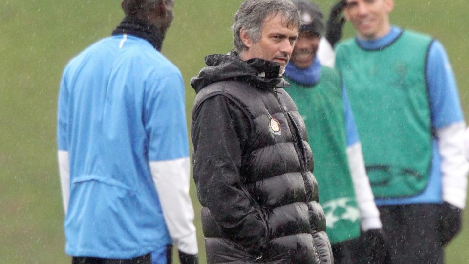 LIKER SEG IKKE: Jose Mourinho sier han ikke liker seg i italiensk fotball, men at han har det veldig bra i klubben sin, Inter Milan. Her under g�rsdagens trening foran Champions League-kvartfinalen mot CSKA Moskva i kveld. Foto: Matteo Bazzi, EPA/Scanpix