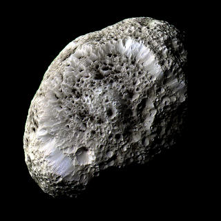 DUSJSVAMP: Cassini tok dette bildet av Saturns bittelille m�ne Hyperion i 2005. Foto: AFP PHOTO/NASA/GETTY/SCANPIX