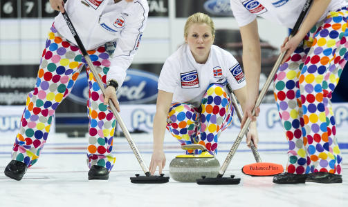 MEN DISSE VAR OK: Kristin Skaslien og de andre norske jentene fikk spille med diskobukser i VM. Christoffer Svae skj�nner ikke at fargene var mer norske p� disse.Foto: Todd Korol, Reuters/Scanpix