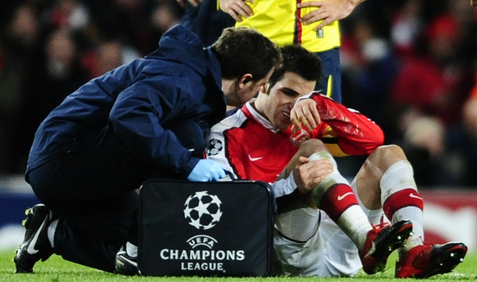 MISTER SESONGINNSPURTEN: Cesc Fabregas mister de neste seks ukene p� grunn av en brist i leggbeinet. Det betyr at Arsenal m� unnv�re kapteinen i sesonginnspurten.Foto: SCANPIX/AP Photo/Manu Fernandez