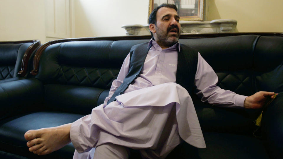 OMSTRIDT: President Hamid Karzais bror, Ahmed Wali Karzai, har lenge v�rt mistenkt for � v�re innvolvert i b�de narkotika- og v�penhandel fra sin maktbase i Kandahar. Men fors�kene p� � presse presidenten til � frata broren makt har v�rt f�nyttes. Foto: AP/Allauddin Khan/Scanpix