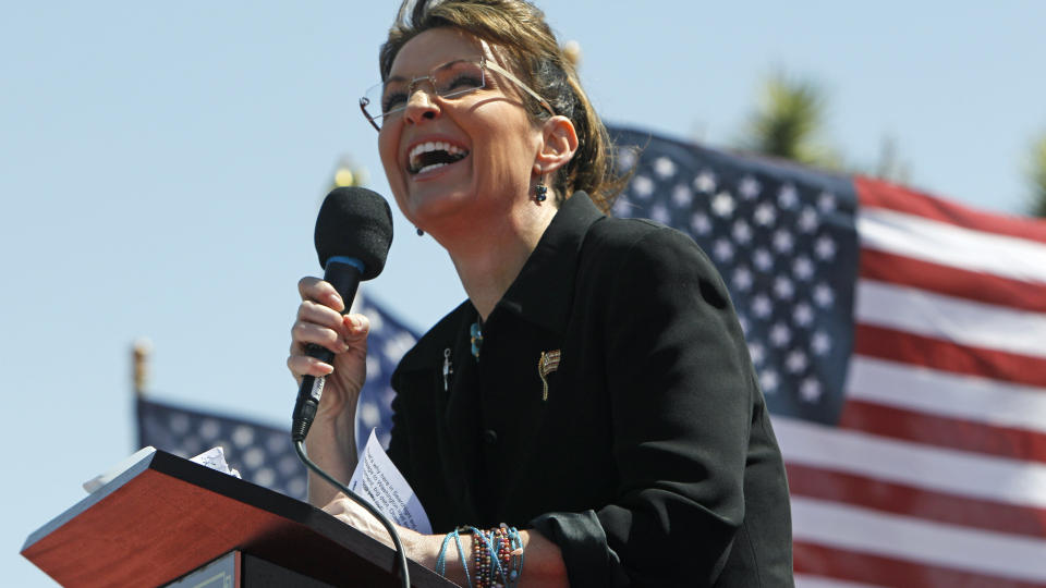 KAN BLI T�RST: Og da gjelder det � ikke s�le p� notatene. Da kan et suger�r v�re sv�rt betimelig. Dette er ett av kravene Sarah Palin stiller for � tale, noe hun her gj�r i Searchlight i Nevada i mars. Foto: AP/Jae C. Hong/Scanpix