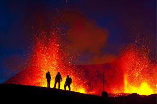 TILREISENDE: Vulkanturister flokket til Island for � biv�ne Eyjafjallaj�kull da den v�knet etter en 200 �r lang dvale. For �yeblikket er det imidlertid vanskelig� n� landet fra Europa. Foto: EPA/VILHELM GUNNERSSON